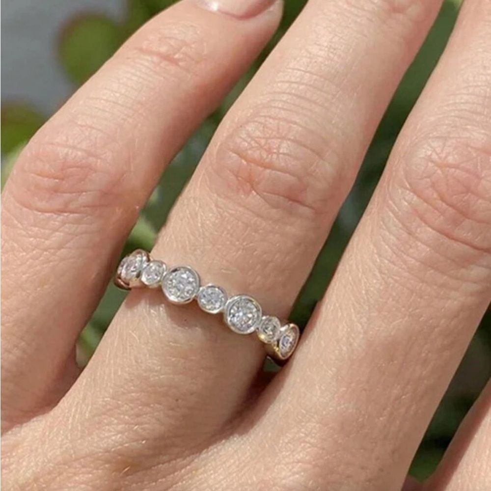 Elegant Silver Women's Ring M606